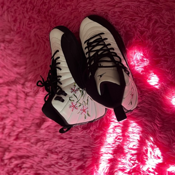 Girls Grade School Jordan 12 size 6 - Picture 2 of 4